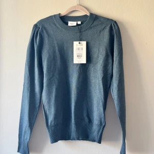 Blå stickad tröja från Saint Tropez - Supersnygg blå stickad tröja från Saint Tropez i storlek S. Tröjan har rund halsringning, diskreta puffärmar och ribbade muddar vid ärmslut och nederkant. Prislapp kvar!