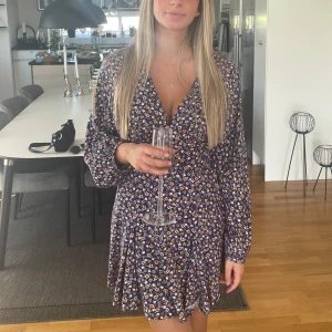 Blommig klänning - Blommig klänning från Zara, använd fåtal gånger. I superfint skick🤍