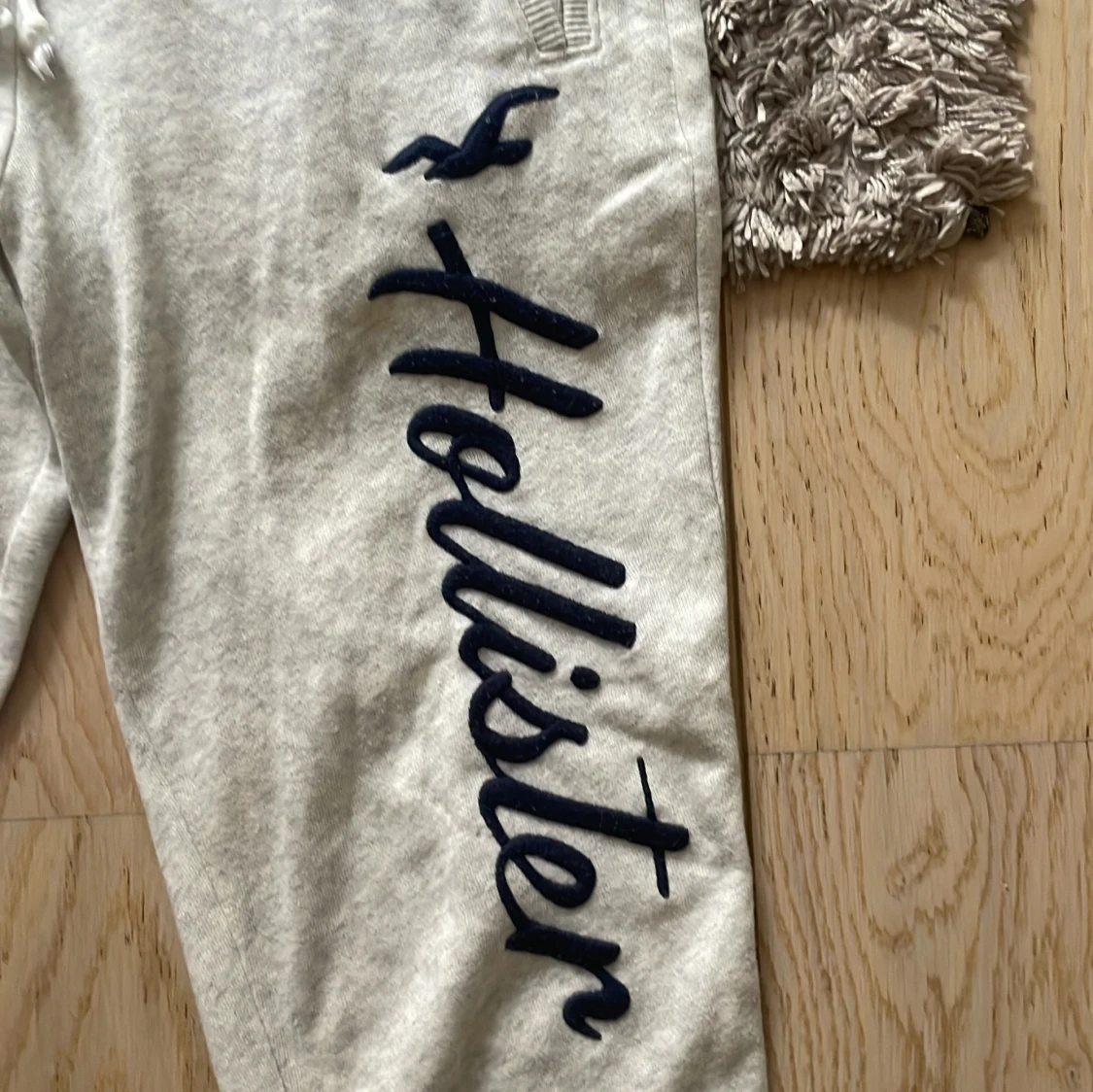 Gråa mjukisbyxor från Hollister - 1