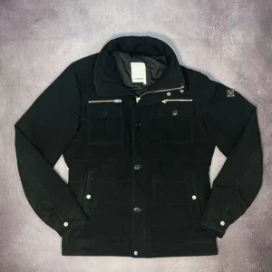 J..Lindeberg field jacket - Hej, säljer denna feta svarta J.Lindeberg Field jacket för bara 1199k! Nypris ligger runt cirka 3200kr. Jackan är i medium (m) sitter precis som en medium. 8/10 i skick finns inga synliga defekter bara lite små tecken på användning.
