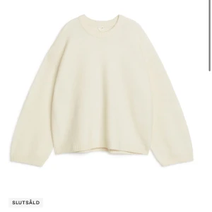 Oversized vit stickad tröja från ARKET - Säljer en oversized vit stickad tröja från ARKET som är helt slutsåld i storlek S.
