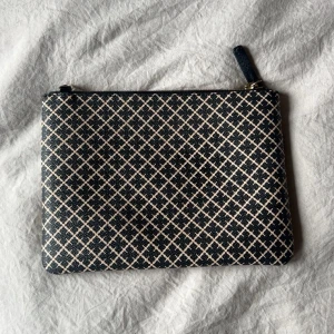 By malene Birger väska  - By malene Birger väska som är svart vit. Höjd 15 cm och bredd 21 cm. Den är i jättefint skick och man kan ha den med axelband eller utan