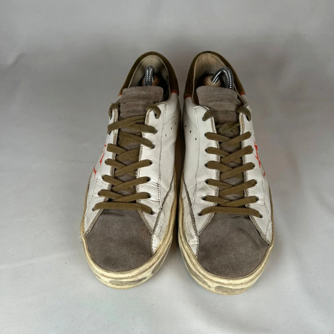 Vit och brun sneaker med orange print - 1