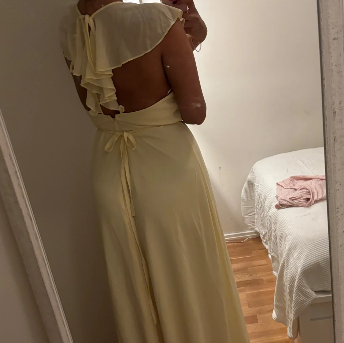 Ljusgul långklänning med volang - 1