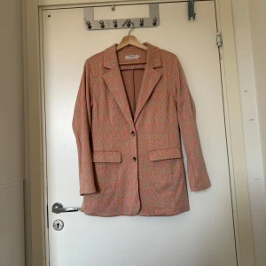 Cream kavaj  - Otroligt vacker orange kavaj från märket Cream. Kavajen har zigzag detaljer i färgerna beige, grön, orange och rosa. Storlek 38. Mycket fint skick, jag hittar inga synliga anmärkningar eller defekter. 