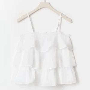 Vit volangtop från Gina Tricot - Supersöt vit linnetopp från Gina Tricot med tunna axelband och flera lager volanger. Perfekt för varma dagar när du vill ha en luftig och lätt look. Toppens material känns mjukt och svalt mot huden. aldrig andvänd