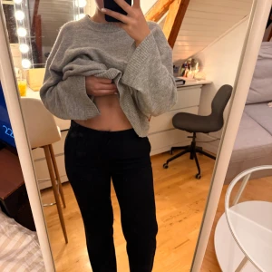 Svarta kostymbyxor från Lindex - Säljer ett par svarta kostymbyxor från Lindex i storlek 36. Byxorna har en klassisk rak passform och midja som sitter snyggt. Perfekta till en clean och stilren look. Materialet känns mjukt och följsamt.