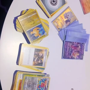 Pokémonkort - Blandad samling - Stor samling Pokémonkort med både vanliga och holografiska kort, inklusive populära karaktärer som Mawile V och Castform. Perfekt för dig som vill bygga din egen lek eller utöka din samling. Passar både nybörjare och erfarna samlare!