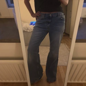 Bootcut jeans - Baggy större bootcut jeans från Zara, storlek 42 men jag har sytt in dem något så att de ska passa mig som har 36/38 i midjan. Däremot fortfarande större i benen😚 Använts flitigt av mig och pga att de är lite större och längre så har de blivit slitna längst ner. ALLA PRISER KAN DISKUTERAS.
