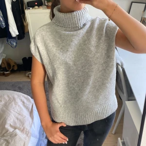 Softgoat liknande tröja - Säljer denna supersnygga tröja då den inte kommer till användning! Den är i superbra skick. Pris går att diskutera vid snabb affär💕