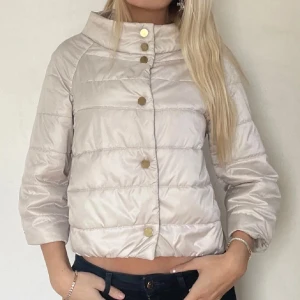 Beige Herno liknande jacka  - FÖLJ FÖR FLER LIKNANDE!!💕 Herno liknande jacka med trekvartsärm och knappar. Perfekt nu i höst, torlek S! Obs finns lite slitage på knapparna men inget som märks. Tryck köp nu! TK-0002