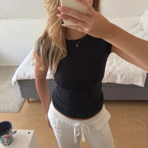 Mörkblå tight t-shirt - Snygg mörkblå t-shirt med tight passform och korta ärmar. Materialet är stretchigt och följsamt, vilket gör att den sitter riktigt snyggt mot kroppen. Älskar!❤️🩷🧚🏼‍♀️