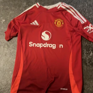 Manchester United tröja köpt i old trafford England - Säljer en officiell Manchester United fotbollströja från Adidas pris kan läggas till 300