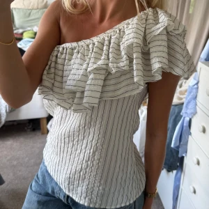 Randig off shoulder från Ganni - Skitsnygg randig off shoulder ifrån Ganni 🥰 Jättebra skick och perfekt till olika tillfällen! Pris går att diskuteras