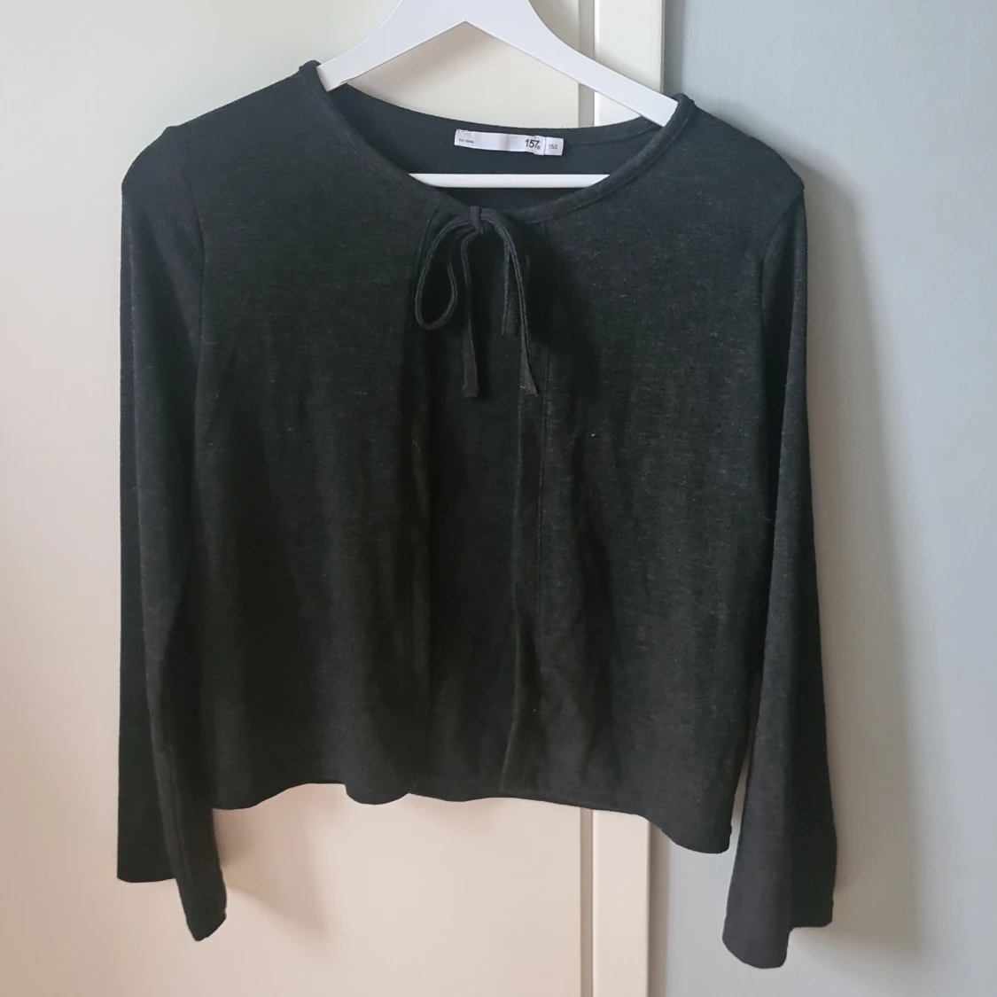 Svart långärmad topp med knyt
