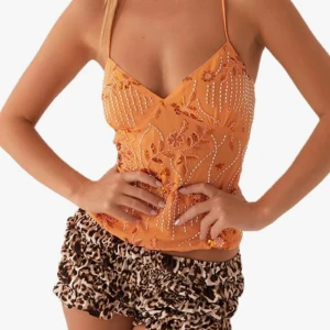 Topp - Topp men knyte i ryggen. Orange med glitter och paljetter, super fin fest topp!🌸storlek S men har knyte i ryggen så passar både Xs och M också.