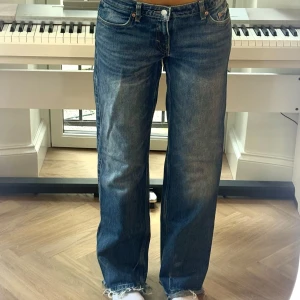 Weekday jeans💙 - Arrow jeans från Weekday. Midja: 40 cm, Innerbenslängd: 84 cm (har sprättat upp sömmen där nere för att göra de längre, se 3e bilden)