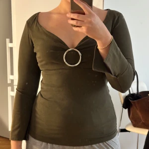 Mörkgrön tröja - Mörkgrön tröja från Karen Millen med silverdetalj. Jättefin men kommer tyvärr inte till användning 🩷