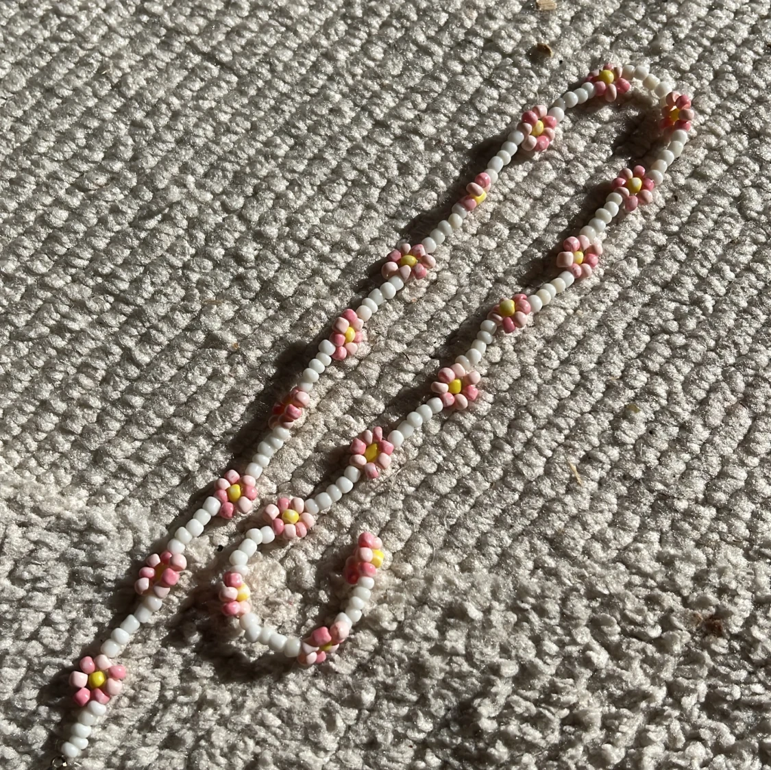 Litet kit med olika saker mobilskal är till iPhone 8 och shammpot o balsamet är oandvänt  - 3