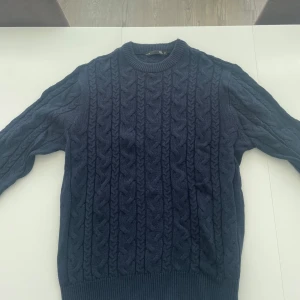 Stickad tröja  - Snygg och är aldrig använd 