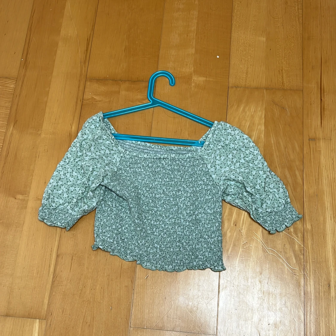 Grön blommig blus med puffärmar - 1