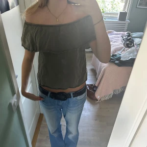 Olivgrön offshoulder croppad topp - Jättesnygg grön offshoulder topp! Ingen storlek men skulle säga att den är i strl S