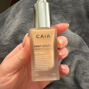 CAIA Dewy Drops Serum Foundation 20C - Säljer en CAIA Dewy Drops Serum Foundation i nyansen 20C. Ger lätt till medium täckning med en otrolig lyster. Jag har den sedan tidigare i en ljusare färg, jag köpte denna i början av juli till sommaren. Men den blev tyvärr för mörk för mig så därför säljer jag den nu. Pipetten har aldrig rört min hud varken i ansiktet eller min hand. Den är testat två gånger så mycket produkt kvar, se nästsista bilden. Hör gärna av dig vid frågor💗