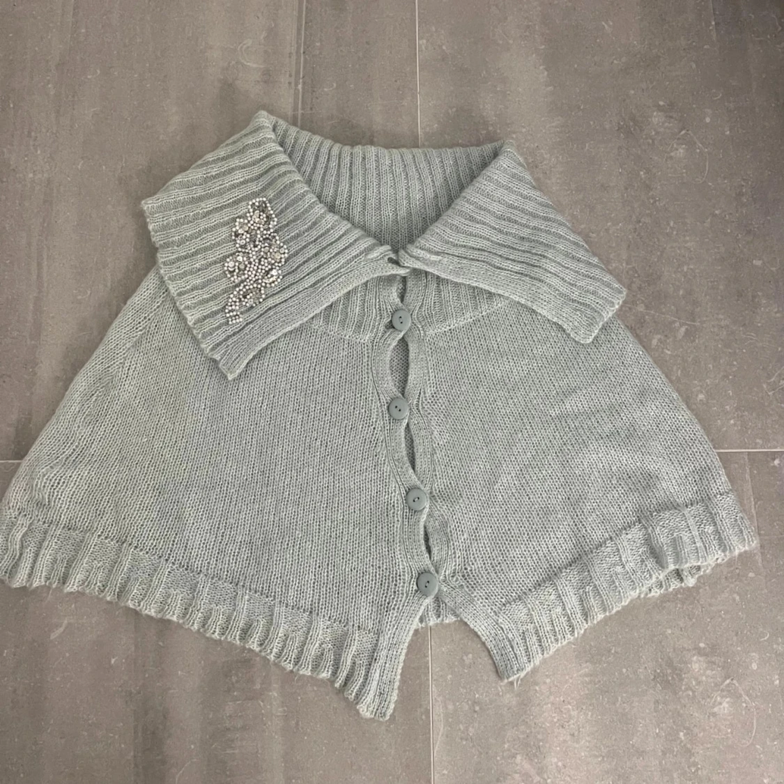 Ljusblå stickad kofta med pärldetalj - 92