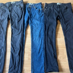 3-pack lager 157 jeans. - Säljer tre par lager 157 jeans. Blåa paret är storlek 160 och en av dom svarta är detsamma och ett par är 150. klassiskt blå jeans och två par svarta jeans. Raka ben och Perfekta för dig som gillar tidlös stil och vill ha jeans som funkar till allt.