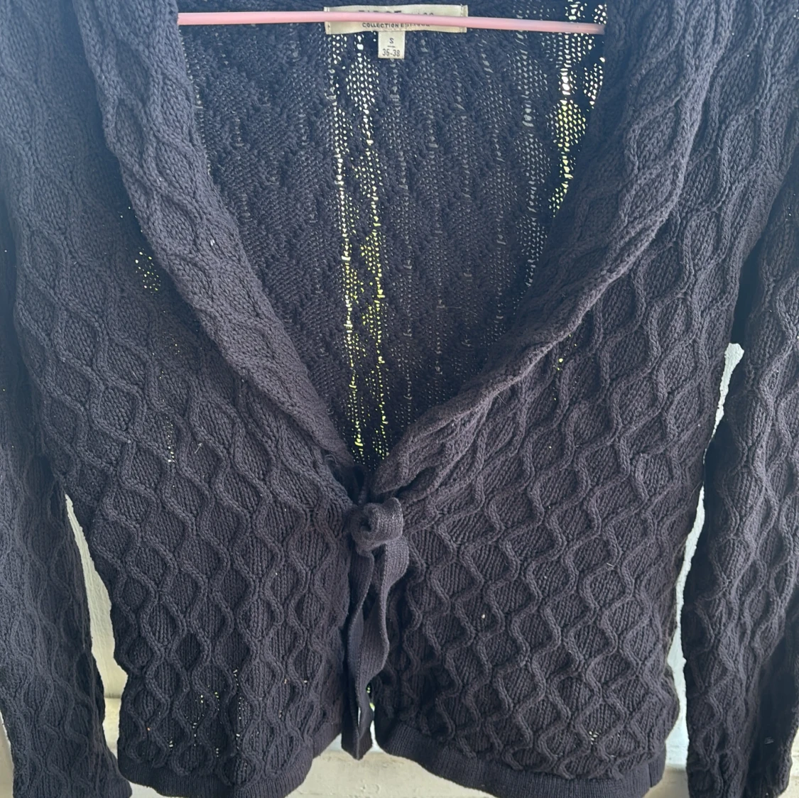 Svart stickad kofta med knyt från First Class - 1