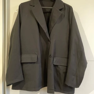 Svart oversized kavaj - Stilren svart kavaj med oversized passform och klassisk krage. 