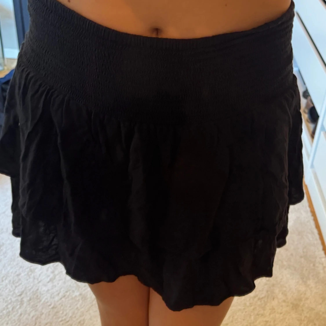 Svart volangkjol med resårmidja - 1