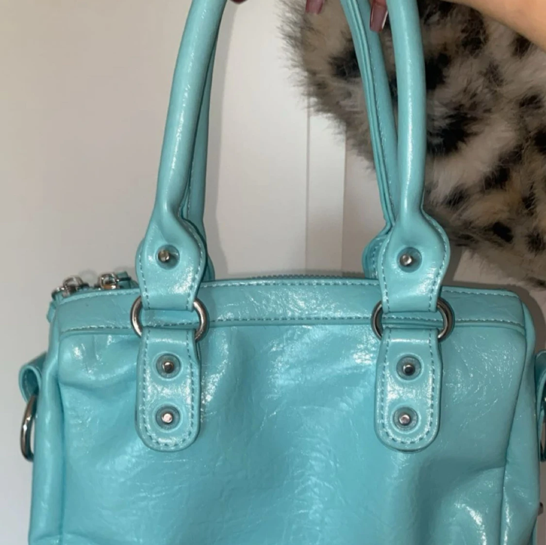 Turkos axelväska med nitar och dragkedja - 3