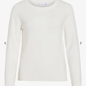 Vit stickad tröja från Vila - Helt vanlig vit stickad tröja från vila💗