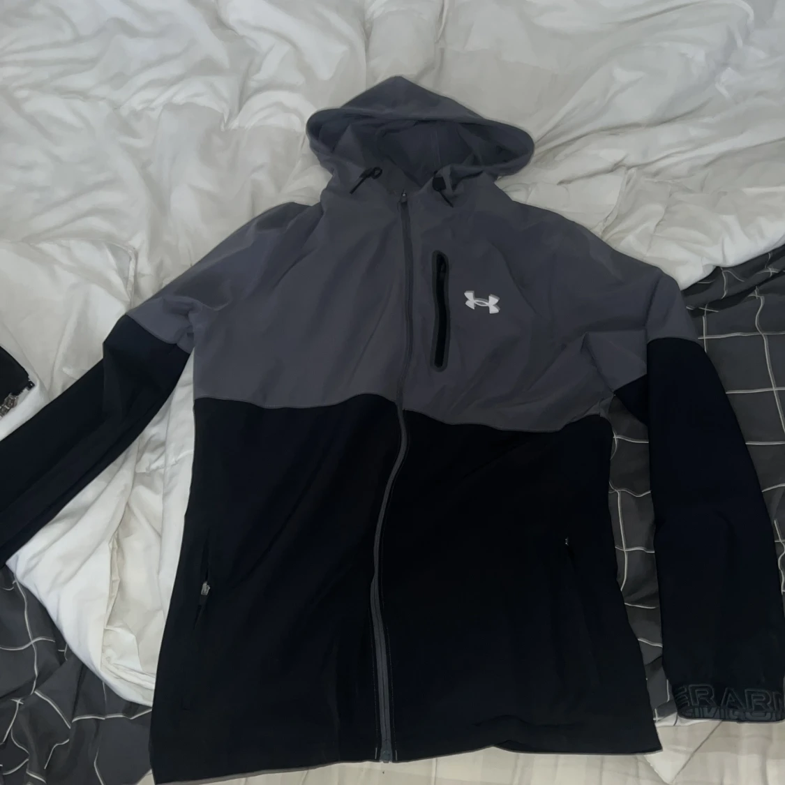 Grå och svart vindjacka från Under Armour