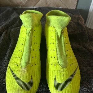Nike Mercurial Superfly Fotbollsskor  - Lätta och bekväma. Inga skador på skorna, bara smuts som kan tas bort med en bra tvätt.