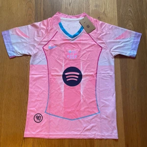 Rosa Barcelona tröja ”Pink Dream” - Rosa FC Barcelona tröja ”Pink Dream” i väldigt fint skick, storlek M men sitter även som S  Kom gärna med frågor och bud 🤝