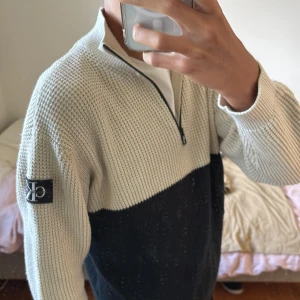 Calvin Klein stickad half zip tröja storlek Xs - Säljer en snygg stickad tröja från Calvin Klein Jeans med half zip. Använd ett fåtalgånger och nypris var 1099kr. Säljer nu endast för 399kr skrev vid minsta fundering.
