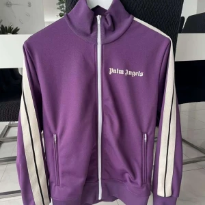 Palm angels zip tröja  - Tja säljer en snygg lila Palm Angels zip tröja som är 100% äkta i storlek L men passar även M priset är it fast så skicka prisförslag 
