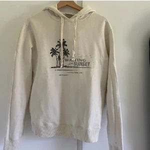 Saint Laurent Hoodie - En saint Laurent hoodie i mycket bra skick, storlek M men ner tvättad till en s/xs, ny pris ca 7k, kom privat för fler bilder eller om frågor