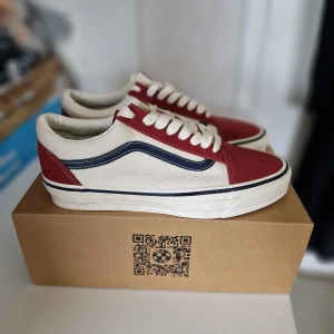 Oanvända Vans Old Skool storlek 39  - Helt nya i Storlek 39. Ord.pris 1000 kr.  Unik färgkombo som inte säljs längre. Säljer även ett par i storlek 40 och ett 43. Kan hämtas i Uppsala eller skickas spårbart och försäkrat. OBS! Priset i annonsen gäller, inga bud, byten eller returer. 