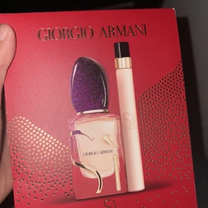 Giorgio Armani Sì Eau de Parfum - Lyxig parfym från Giorgio Armani, Sì Eau de Parfum. Flaskan är rektangulär i glas med guldiga detaljer och svart kork. Doften är elegant och feminin med en mjukt rosa vätska. Perfekt för dig som gillar exklusiva och moderna dofter. helt ny använt bara två spray fick i present inte min typ av doft, man får med sig förpackningen också