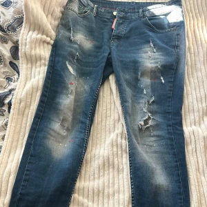 Dsquared2 blå distressed jeans - Säljer ett par blå jeans från ds2 pris kan diskuteras 