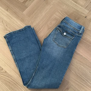 Blå jeans från Gina Tricot - Snygga blå jeans från Gina Tricot med knappfickor 