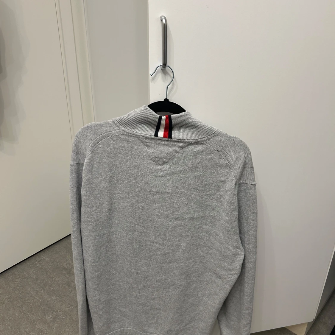 Grå zip-kofta från Tommy Hilfiger - 1