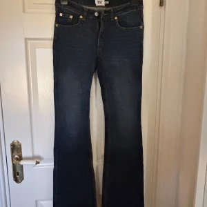 Mörkblå bootcut jeans midwaist - Hej, Säljer ett par mörkblåa bootcut jeans som är low waist i storlek xs Full längd. Dem är i nytt skick💕