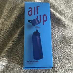 Mörk blå Air up  - Säljer en air up i färgen mörkblå. Har bara använt den några gånger så nästan helt ny! Flaskan och allt till finns med och dessutom får man 6 smak pratoner! 