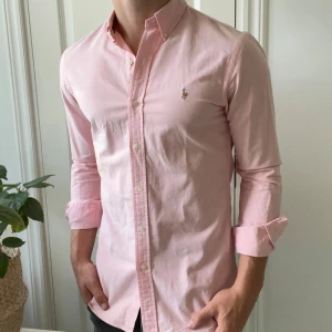 Ralph Lauren slim fit skjorta  - Inga defekter! Modellen bär slim fit storlek S och är 180,75 kg. Kom med frågor! 