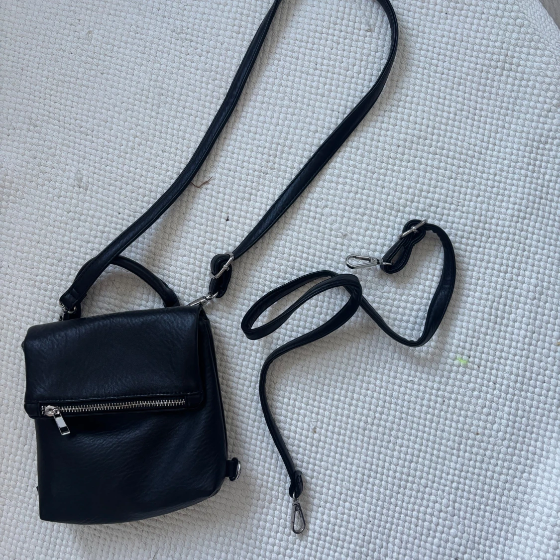 Svart axelväska med dragkedja