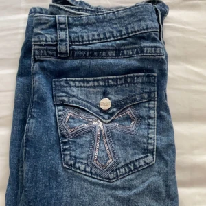 Blå jeans med paljett-detalj Gina Tricot - Snygga blå jeans från Gina Tricot i storlek 164. Klassisk femficksmodell med dragkedja och knapp framtill. Bakfickan har en cool paljett-detalj. Använda ungefär 3 gånger och inget täcken på användning. Säljer då jag inte passar bra i dom längre.